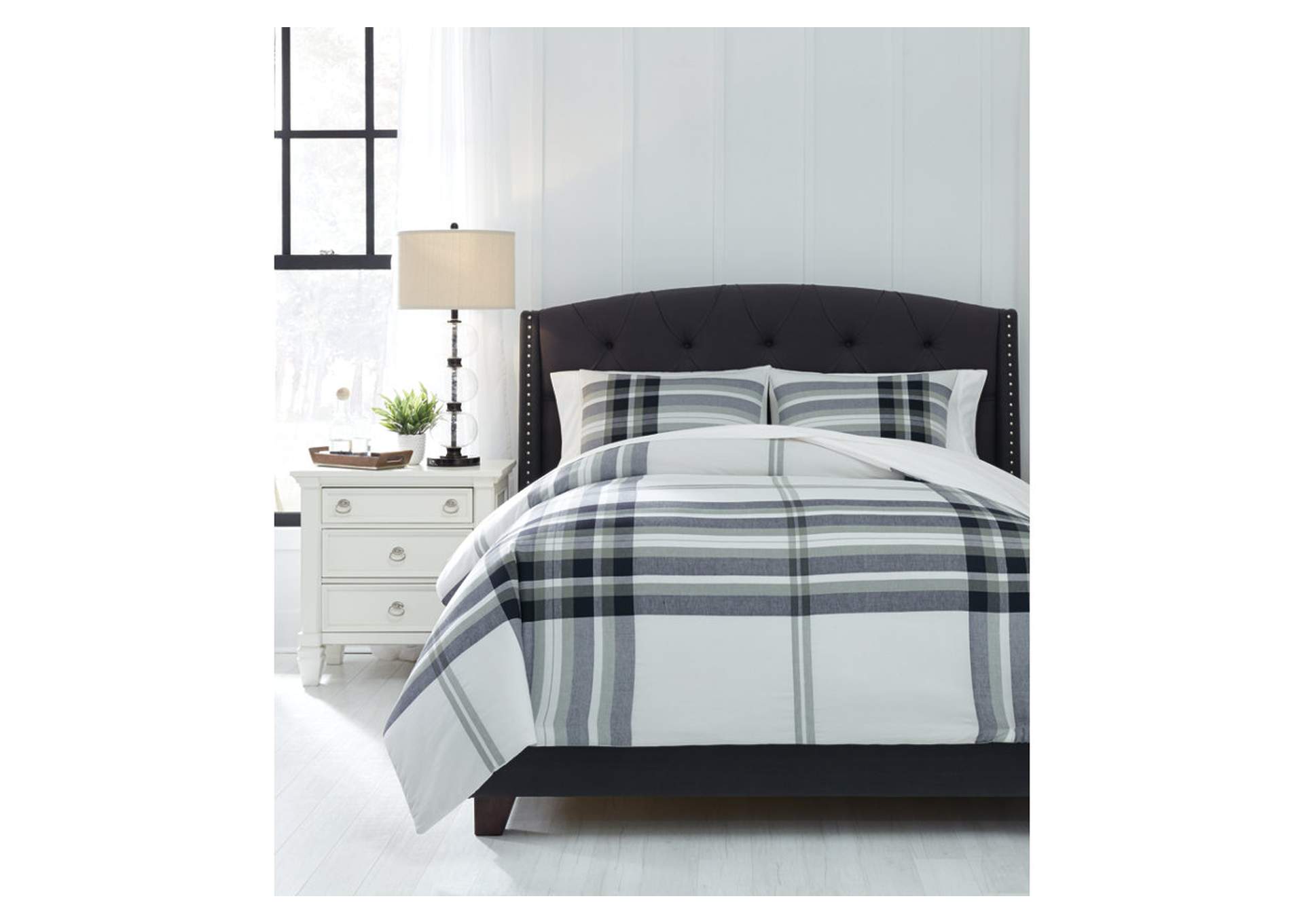 Wine Country Furniture Stayner Black Gray Queen Coverlet Set